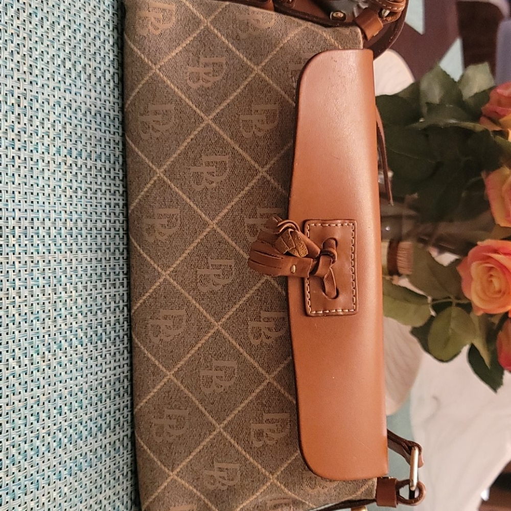 Dooney & bourke vintage flap tassel kaki/brown